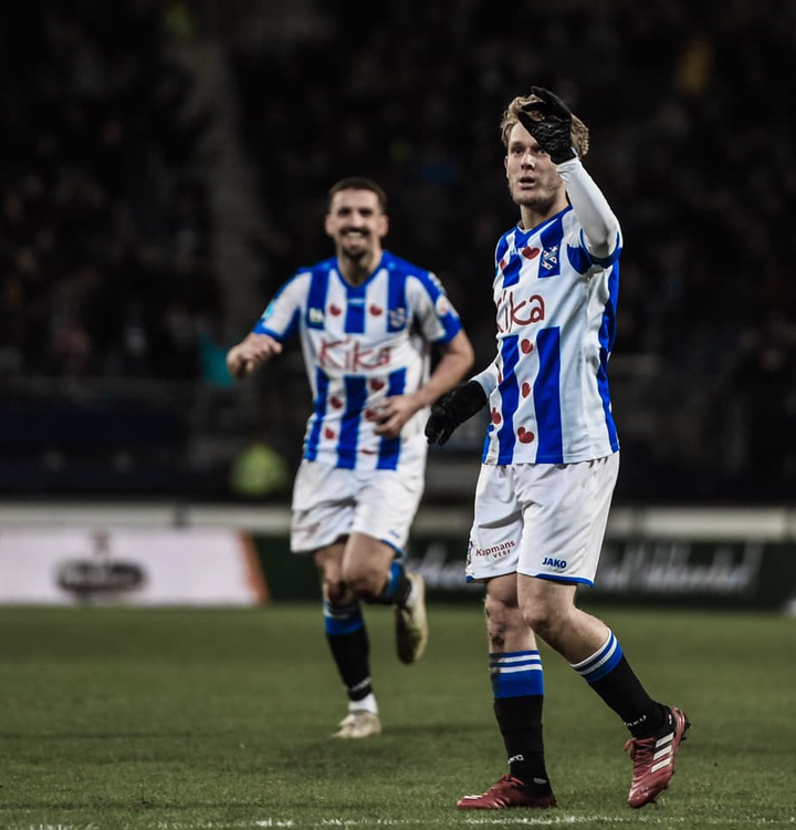 Hàng phòng ngự Heenrenveen chơi tồi, Đoàn Văn Hậu vẫn không có cơ hội - 2
