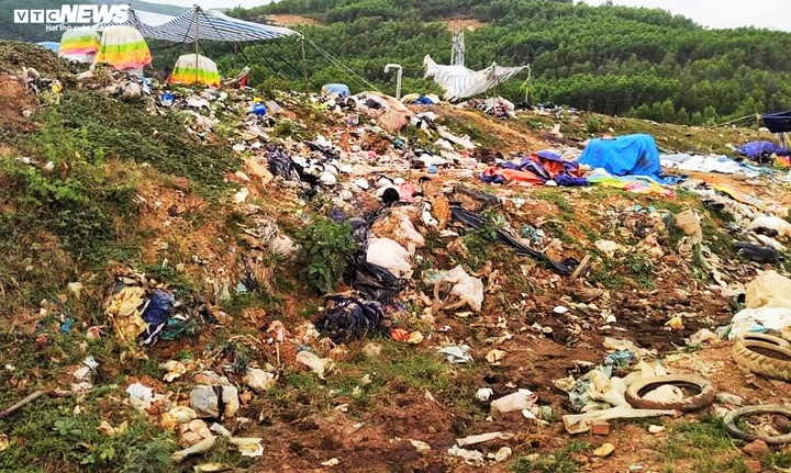 Dân dựng barie chặn lối vào bãi rác quá tải ở Quảng Nam - 3
