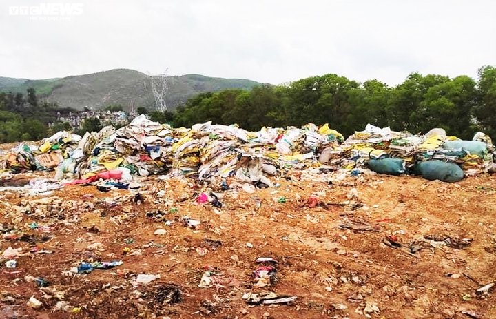 Dân dựng barie chặn lối vào bãi rác quá tải ở Quảng Nam - 2