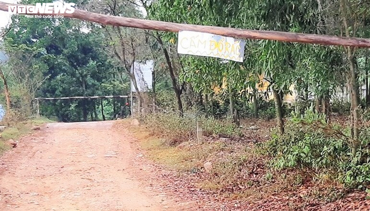 Dân dựng barie chặn lối vào bãi rác quá tải ở Quảng Nam - 1