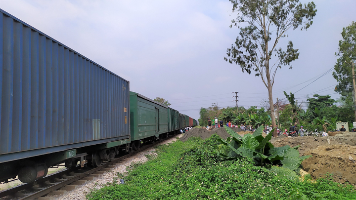 Đi vào đường cấm, xe tải bị tàu hỏa hất văng hàng chục mét - 5