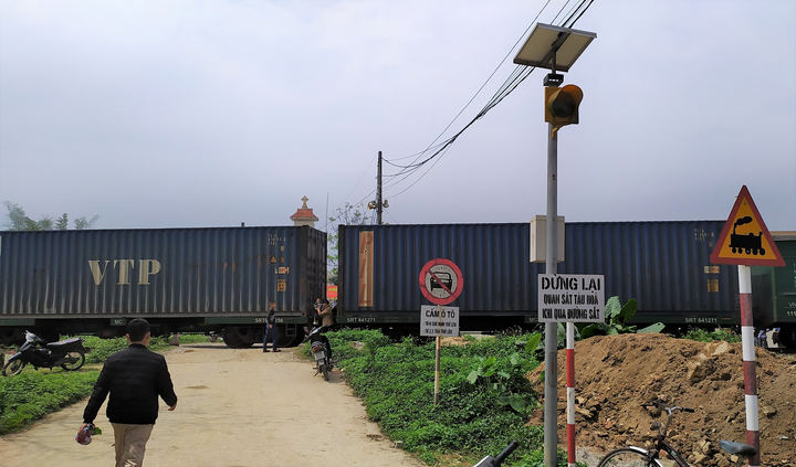 Đi vào đường cấm, xe tải bị tàu hỏa hất văng hàng chục mét - 4