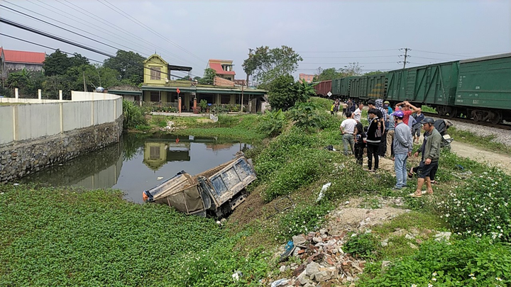 Đi vào đường cấm, xe tải bị tàu hỏa hất văng hàng chục mét - 3