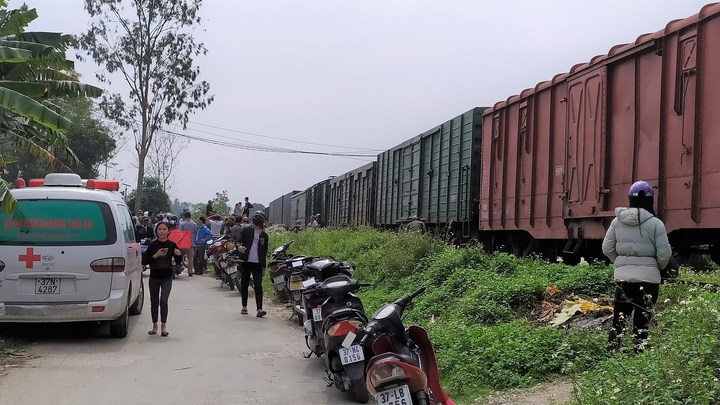 Đi vào đường cấm, xe tải bị tàu hỏa hất văng hàng chục mét - 1