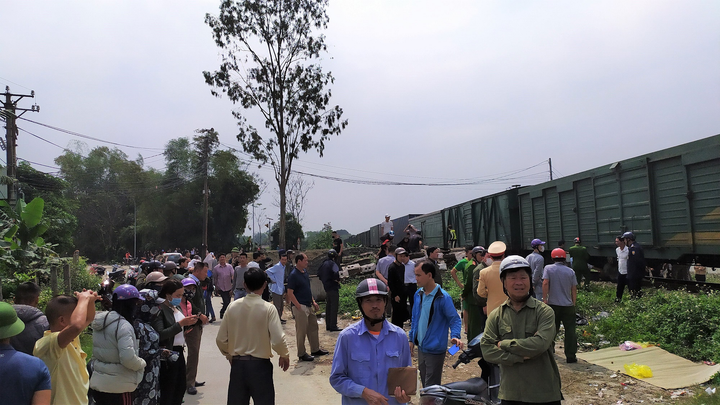 Đi vào đường cấm, xe tải bị tàu hỏa hất văng hàng chục mét - 2