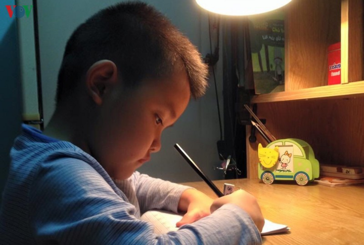 Phụ huynh dạy kỹ năng sống cho con, sẵn sàng đi học vào đầu tháng 3 - 1