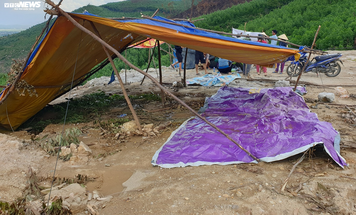 Dân dựng barie chặn lối vào bãi rác quá tải ở Quảng Nam - 4