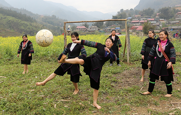 Xem phụ nữ Mông bản Cát Cát đi chân đất, đá bóng điệu nghệ - 3