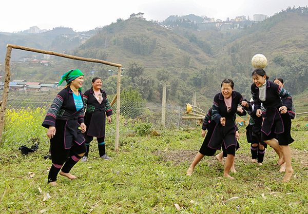 Xem phụ nữ Mông bản Cát Cát đi chân đất, đá bóng điệu nghệ - 4