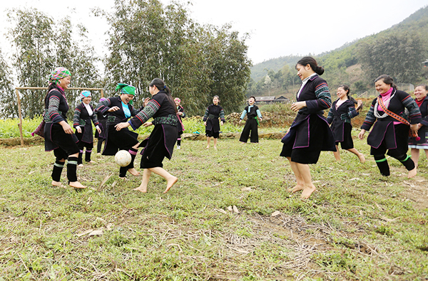 Xem phụ nữ Mông bản Cát Cát đi chân đất, đá bóng điệu nghệ - 5