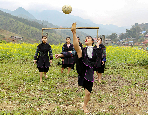Xem phụ nữ Mông bản Cát Cát đi chân đất, đá bóng điệu nghệ - 6