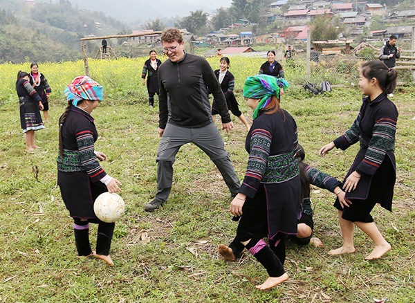 Xem phụ nữ Mông bản Cát Cát đi chân đất, đá bóng điệu nghệ - 7