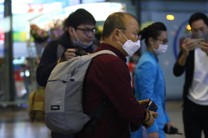 Video: HLV Park Hang Seo trở lại Việt Nam, đeo khẩu trang kiểm tra sức khỏe ở sân bay - 2