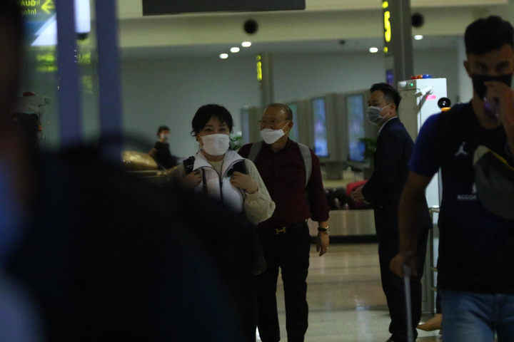 Video: HLV Park Hang Seo trở lại Việt Nam, đeo khẩu trang kiểm tra sức khỏe ở sân bay - 1