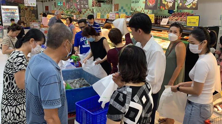 Tôm hùm giải cứu liên tục tăng giá, khách không có hàng để mua - 3