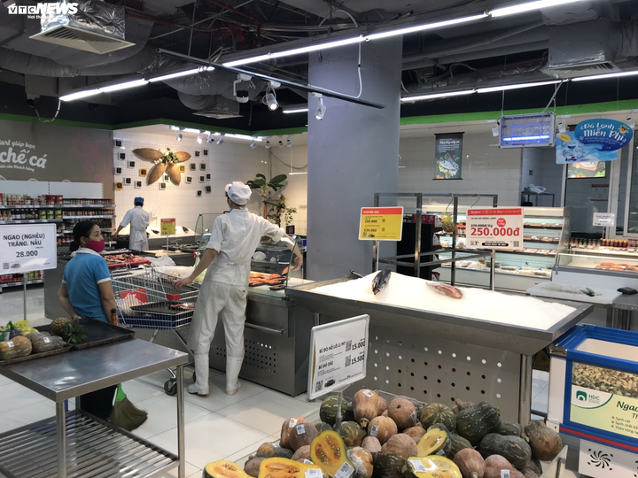 Tôm hùm giải cứu liên tục tăng giá, khách không có hàng để mua - 2