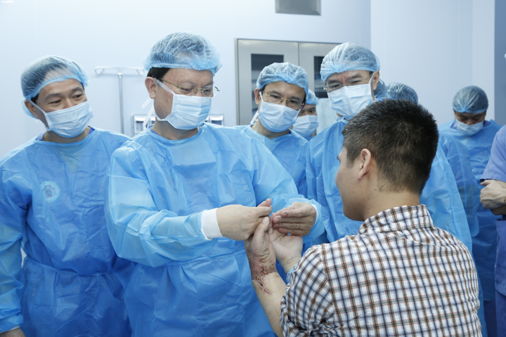 Việt Nam thực hiện thành công ca ghép tay đầu tiên trên thế giới từ người cho còn sống - 2
