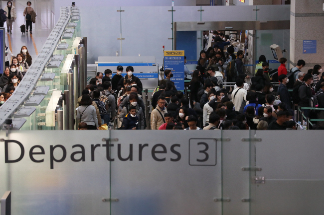Lo ngại dịch Covid-19 lây lan, một loạt nước thắt chặt đi lại với du khách Hàn Quốc - 1
