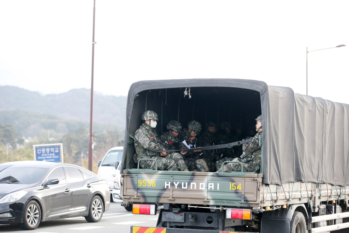 Số người nhiễm Covid-19 tăng vọt lên 763, Hàn Quốc cách ly gần 8.000 binh sĩ - 1