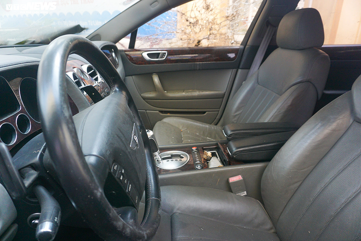 Ảnh: Xe sang Bentley Continental gần 20 tỷ đồng bị 'vứt xó' ở Hà Nội - 11