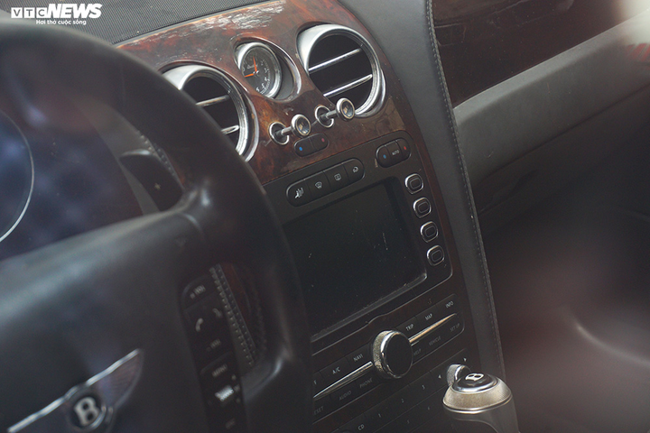 Ảnh: Xe sang Bentley Continental gần 20 tỷ đồng bị 'vứt xó' ở Hà Nội - 12