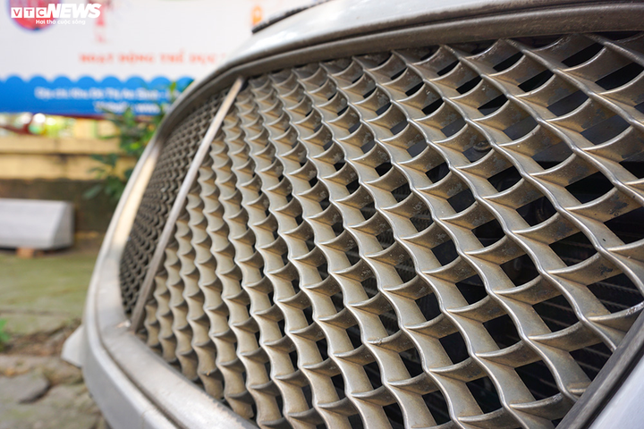 Ảnh: Xe sang Bentley Continental gần 20 tỷ đồng bị 'vứt xó' ở Hà Nội - 4