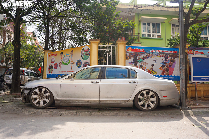 Ảnh: Xe sang Bentley Continental gần 20 tỷ đồng bị 'vứt xó' ở Hà Nội - 16