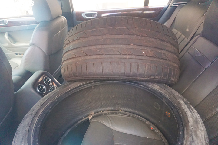 Ảnh: Xe sang Bentley Continental gần 20 tỷ đồng bị 'vứt xó' ở Hà Nội - 13