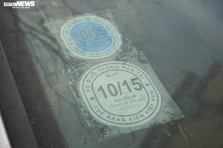 Ảnh: Xe sang Bentley Continental gần 20 tỷ đồng bị 'vứt xó' ở Hà Nội - 14