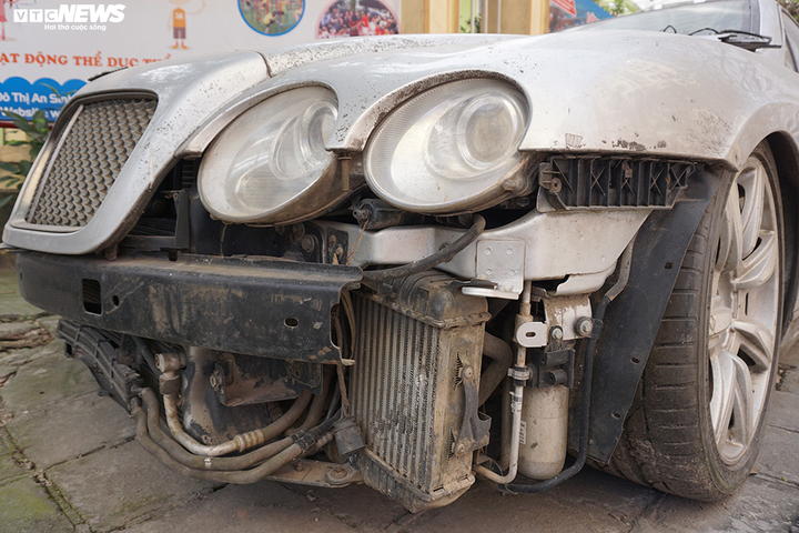 Ảnh: Xe sang Bentley Continental gần 20 tỷ đồng bị 'vứt xó' ở Hà Nội - 3