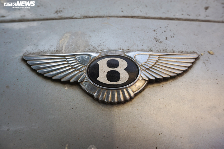 Ảnh: Xe sang Bentley Continental gần 20 tỷ đồng bị 'vứt xó' ở Hà Nội - 9