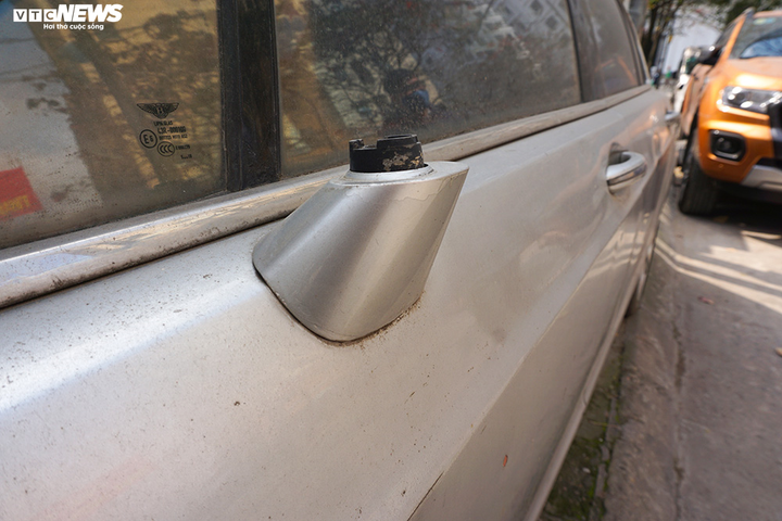 Ảnh: Xe sang Bentley Continental gần 20 tỷ đồng bị 'vứt xó' ở Hà Nội - 6