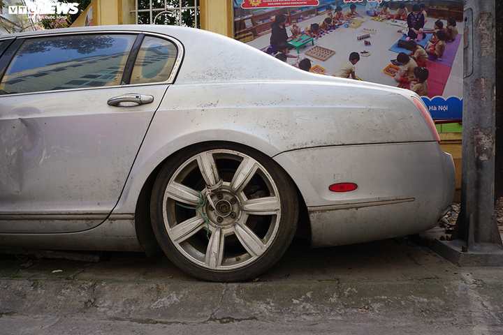 Ảnh: Xe sang Bentley Continental gần 20 tỷ đồng bị 'vứt xó' ở Hà Nội - 7