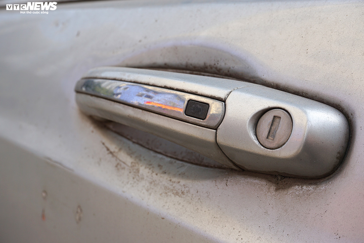 Ảnh: Xe sang Bentley Continental gần 20 tỷ đồng bị 'vứt xó' ở Hà Nội - 10