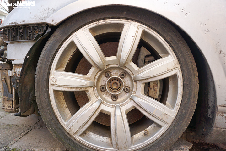 Ảnh: Xe sang Bentley Continental gần 20 tỷ đồng bị 'vứt xó' ở Hà Nội - 8