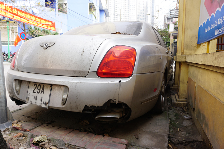 Ảnh: Xe sang Bentley Continental gần 20 tỷ đồng bị 'vứt xó' ở Hà Nội - 15