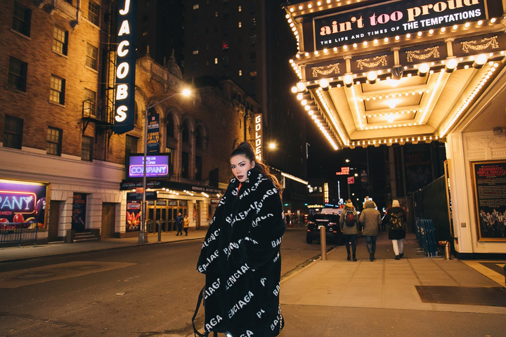 Minh Tú sang chảnh, khoe street style cá tính ở trời Tây - 1