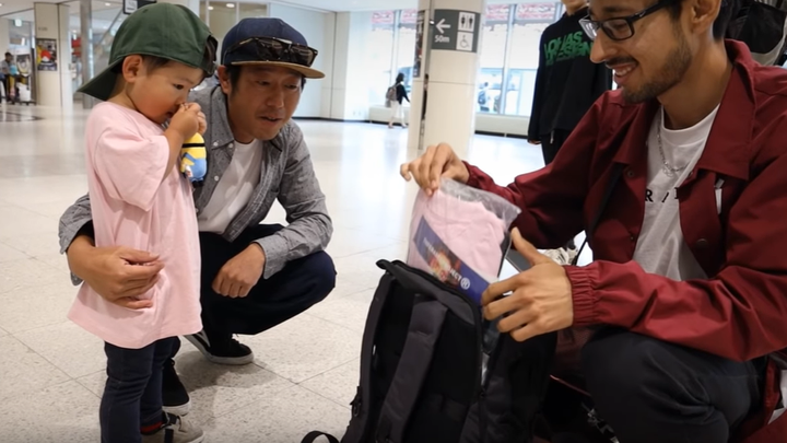 Video: Bé trai 3 tuổi người Nhật trổ tài trượt ván điệu nghệ - 1