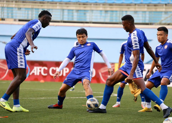 Công Phượng và đồng đội đo thân nhiệt trước khi vào sân tập - 4