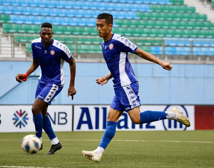 Công Phượng và đồng đội đo thân nhiệt trước khi vào sân tập - 7