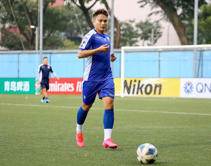 Công Phượng và đồng đội đo thân nhiệt trước khi vào sân tập - 5