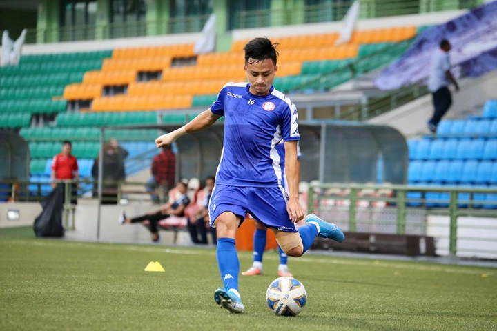 Công Phượng và đồng đội đo thân nhiệt trước khi vào sân tập - 6