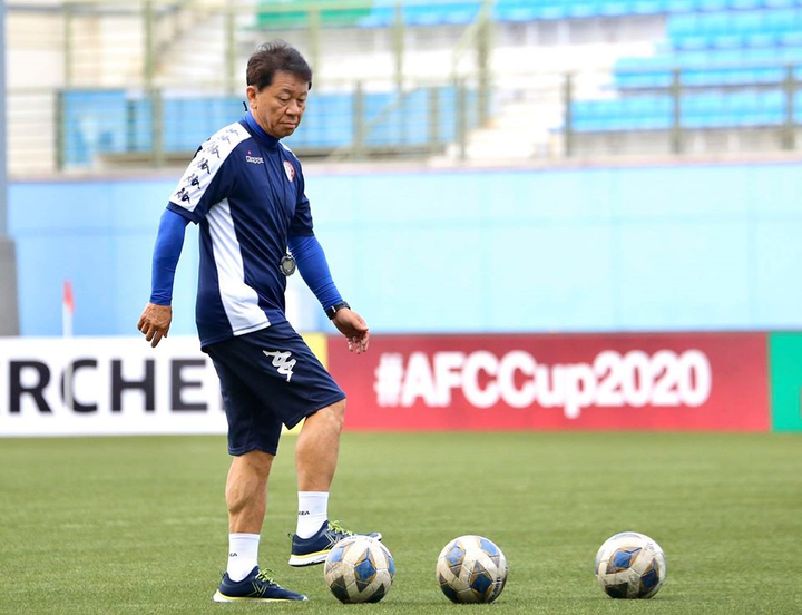 Công Phượng và đồng đội đo thân nhiệt trước khi vào sân tập - 2