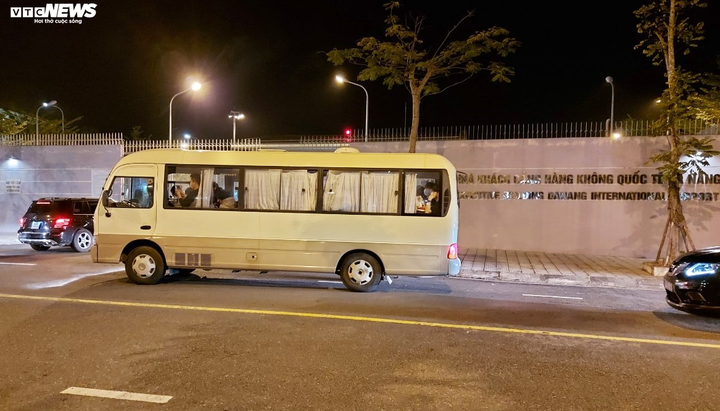 Ảnh: Nhóm du khách Hàn Quốc không chịu cách ly lên máy bay rời Đà Nẵng lúc nửa đêm - 1