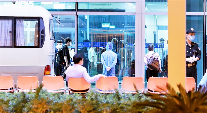 Ảnh: Nhóm du khách Hàn Quốc không chịu cách ly lên máy bay rời Đà Nẵng lúc nửa đêm - 8