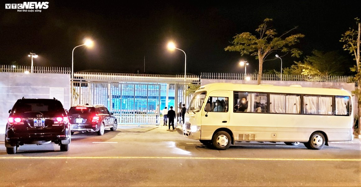 Ảnh: Nhóm du khách Hàn Quốc không chịu cách ly lên máy bay rời Đà Nẵng lúc nửa đêm - 2