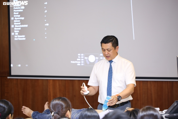 Bác sĩ Nguyễn Quang Thái Dương - người tiên phong trong ứng dụng kỹ thuật ít xâm lấn - 2