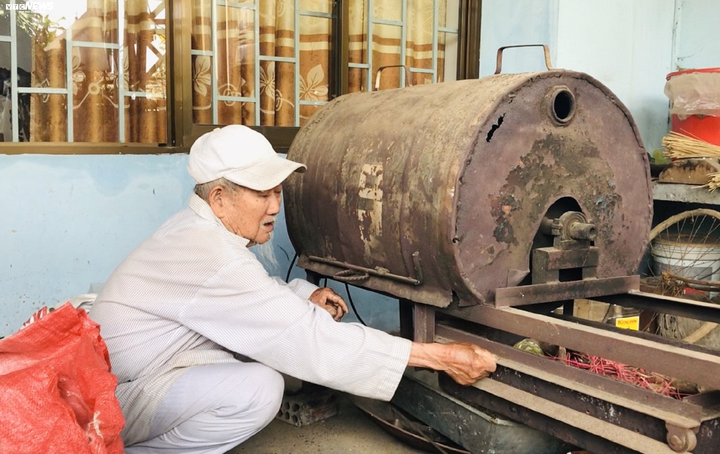 Cụ ông 90 tuổi bán đậu phộng 'nuôi' tủ bánh mỳ từ thiện - 2