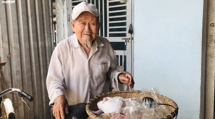 Cụ ông 90 tuổi bán đậu phộng 'nuôi' tủ bánh mỳ từ thiện - 1