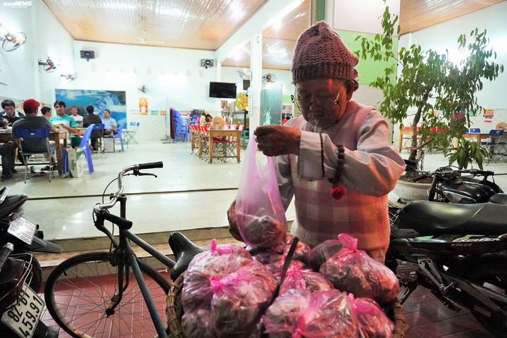 Cụ ông 90 tuổi bán đậu phộng 'nuôi' tủ bánh mỳ từ thiện - 4